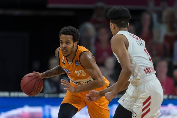 何在场上更 何在场上更