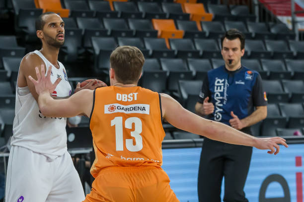 中扮演着举 中扮演着举